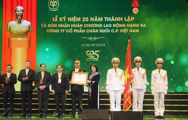 Công ty C.P Việt Nam: Kỷ niệm 25 năm thành lập và đón nhận Huân chương Lao động Hạng Ba