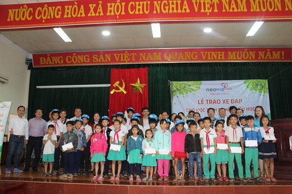 Neovia Việt Nam trao học bổng, xe đạp và mũ bảo hiểm cho học sinh nghèo hiếu học