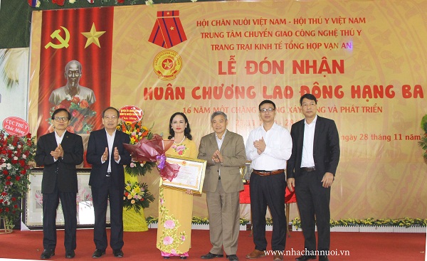 Giám đốc Trang trại kinh tế tổng hợp Vạn An nhận Huân chương lao động hạng Ba