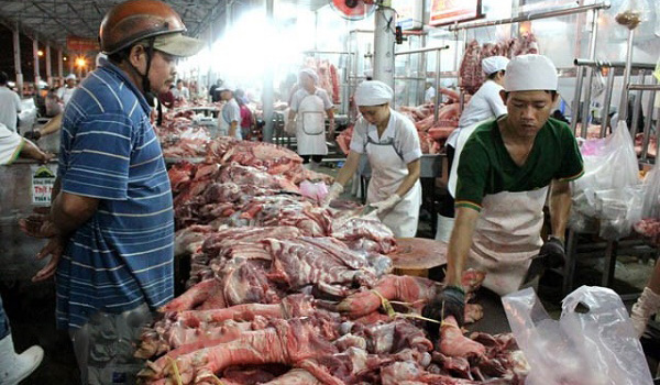 Giá heo hơi hôm nay 1/6: Giá thịt vọt lên gần 100.000 đồng/kg, kẻ bán người mua... mệt phờ