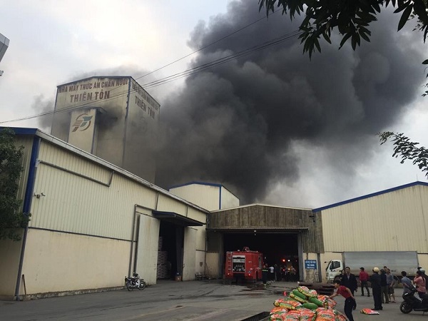 Hải Dương: Cháy lớn tại nhà máy thức ăn chăn nuôi trong khu công nghiệp Việt Hòa