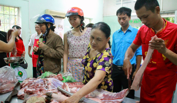 Heo sạch, giá rẻ 'cháy' hàng.